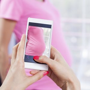 photographing pregnant women ith smart phone